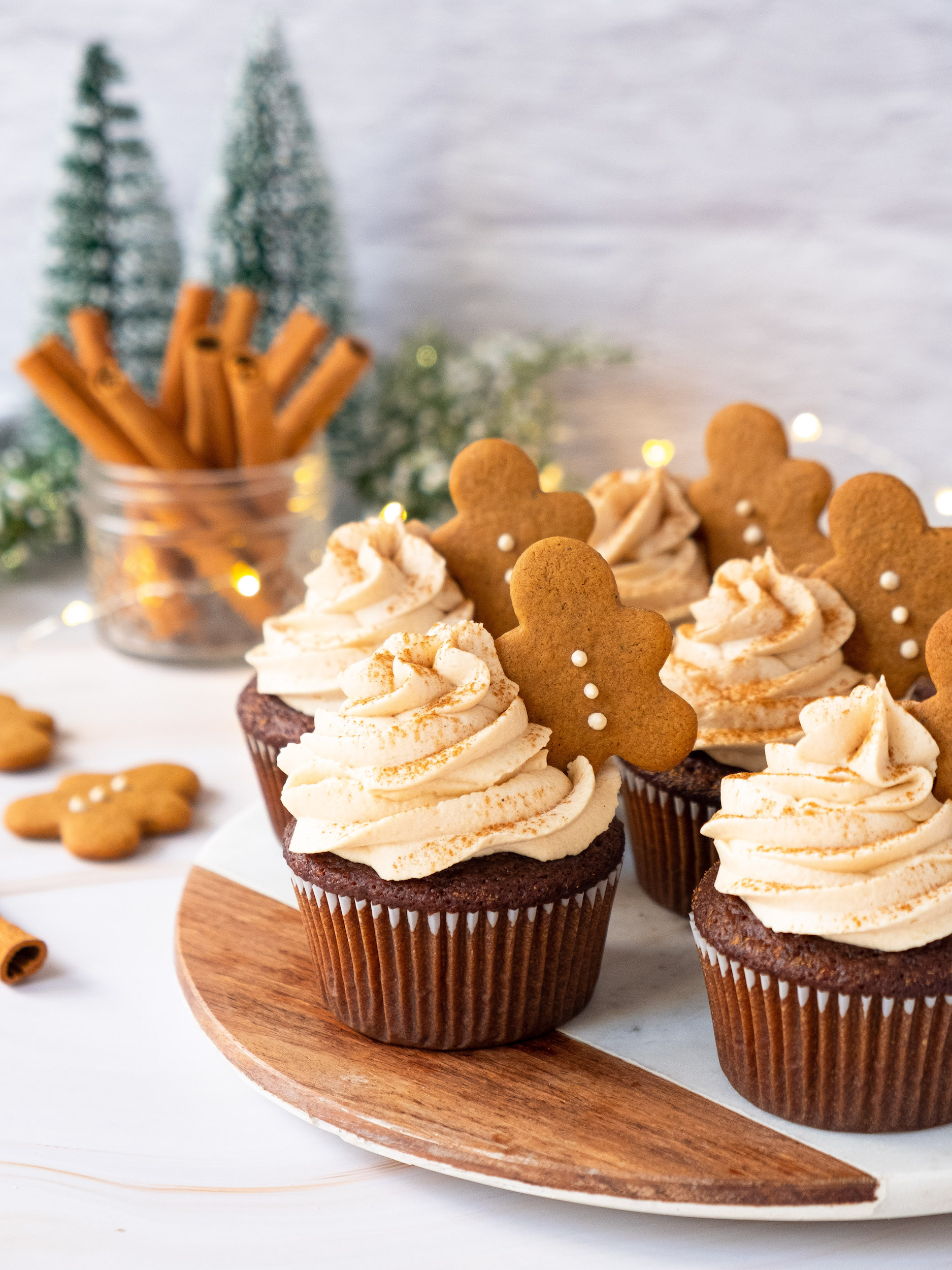 https://cremedelacombe.com/wp-content/uploads/2021/11/Gingerbread-Latte-Cupcakes-1.jpg